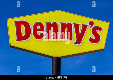 Indianapolis - Circa Febbraio 2017: Logo e insegne di un Denny's Coffee Shop. Denny's è America's Diner V Foto Stock