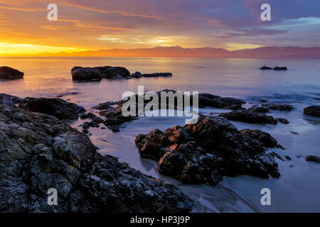 Alba alla Fattoria Aylard spiaggia-East Sooke Park, British Columbia, Canada. Foto Stock