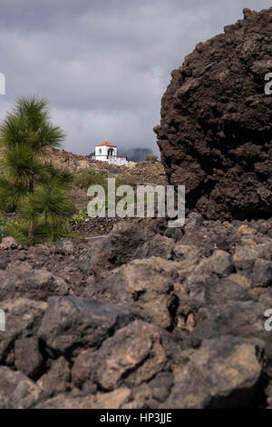 Ermita su una collina sopra Arguayo circondata da rocce vulcaniche e da alberi di pino, Tenerife, Isole canarie, Spagna Foto Stock