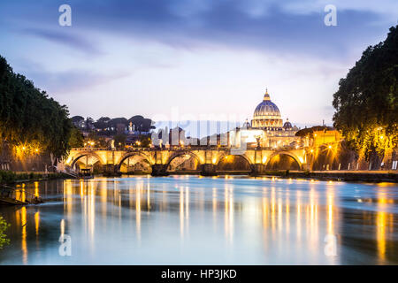 La Basilica di San Pietro con il ponte sul Tevere, crepuscolo, Roma, Italia Foto Stock