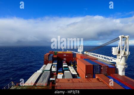 Nave da carico con veicoli e contenitori, di mare aperto, Atlantic con le nuvole Foto Stock