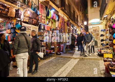 Turisti e negozi di souvenir vendono artigianato marocchino di notte, Granada, Andalusia, Spagna, Europa