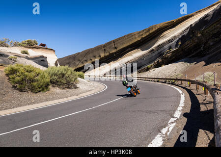 Motociclo sporgendoti in una curvatura alla curva de la tarta sulla strada per il parco nazionale Las Canadas del Teide Tenerife, Isole canarie, Spagna Foto Stock