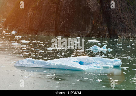 Un grosso iceberg galleggiante accanto al big rock. Alaska tour in barca nel Glacier Foto Stock