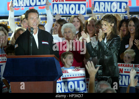 California candidato gubernatorial Arnold Schwarzenegger parlare di sostenitori mentre la moglie Maria Shriver, destra, tubicini, durante una campagna al rally il PR di fattorie in Clovis, Califf. Sabato , 4 ottobre 2003. Schwarzenegger è in esecuzione il 7 ottobre ricordiamo elezione. Foto di Francesco Specker Foto Stock