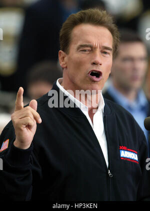 California candidato gubernatorial Arnold Schwarzenegger parla in un rally in Acadia ,California venerdì 3 ottobre 2003. Schwarzenegger è in esecuzione il 7 ottobre ricordiamo elezione. Foto di Francesco Specker Foto Stock