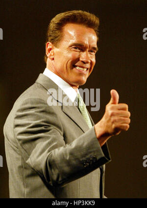 California candidato gubernatorial Arnold Schwarzenegger dà til pollice fino al pubblico prima che il suo discorso al California Convention repubblicana a Los Angeles, sabato 13 settembre, 2003. Schwarzenegger sta tentando di ottenere eletti in California richiamo dell elezione. Foto di Francesco Specker Foto Stock