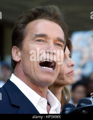 Attore Arnold Schwarzenegger parla ai media dopo il deposito di documenti per il suo California gubernatorial candidatura nel richiamo di ottobre elezione, presso il Los Angeles Ufficio concorsi a Norwalk, California, 9 agosto 2003 (foto di Francesco Specker) Foto Stock