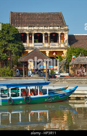 Le imbarcazioni turistiche su Thu Bon River e gli edifici storici, Hoi An (Patrimonio Mondiale dell'UNESCO), Vietnam Foto Stock