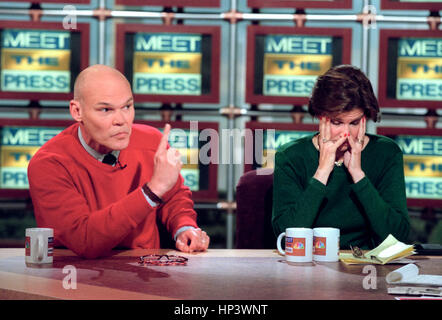 Attivista democratico James Carville attacca il Congresso repubblicano per mettere sotto accusa il Presidente Clinton come sua moglie commentatore conservatore Mary Matalin mani la sua testa durante il raduno del NBC la pressa 20 Dicembre 1998 a Washington, DC. Foto Stock