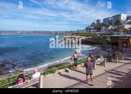 Per coloro che godono della vista costiera dal di sopra del La Jolla Cove su un pomeriggio d'inverno. La Jolla, California, Stati Uniti d'America. Foto Stock