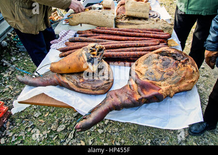 Prosciutto, pancetta e salsicce sul tavolo esposto per la vendita. Foto Stock