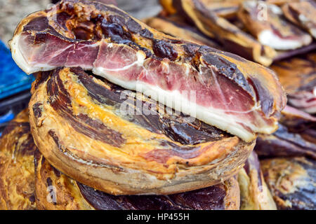 Domestico il prosciutto di maiale esposte per la vendita. Foto Stock