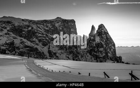 Tramonto del sole sul massiccio dello Sciliar e sull'altopiano dell'Alpe di Siusi, stagione invernale. Le Dolomiti Gardena. Alpi Italiane. Europa. Foto Stock