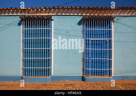 Tipico edificio coloniale con finestra bianca grata in Trinidad, Cuba Foto Stock