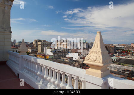 Vista dall'alto sui tetti e gli edifici di vecchia Havana, Cuba Foto Stock