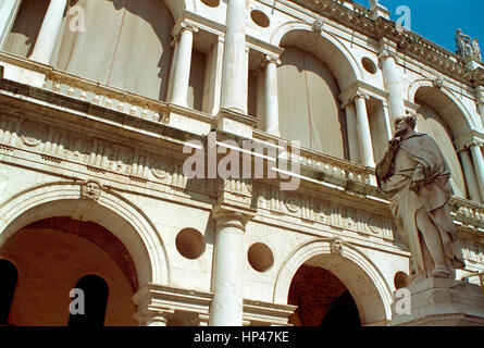 L'Italia, Veneto, Vicenza, Statua di Andrea Palladio di fronte Palace Basilica Palladiana Foto Stock