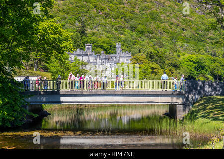 Kylemore Abbey un monastero benedettino fondato nel 1920 per motivi di Kylemore Castello, Connemara, nella contea di Galway, Irlanda, Europa. Foto Stock