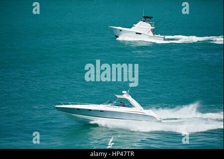 Privato barche da pesca in movimento in acqua blu. Due barche a motore in mare Foto Stock