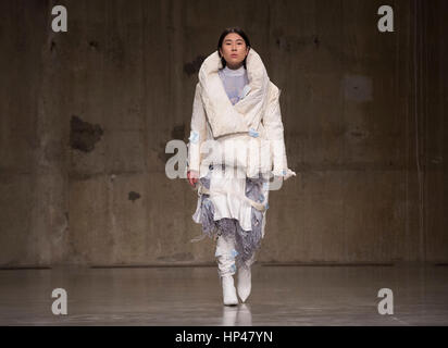 Modelli durante l'ASAI Est moda Autunno/Inverno 2017 London Fashion Week show all'Topshop visualizza lo spazio, la Tate Modern di Londra. Premere l'associazione. Picture Data: Sabato 18 Febbraio, 2017. Foto di credito dovrebbe leggere: Isabel Infantes/PA FILO Foto Stock