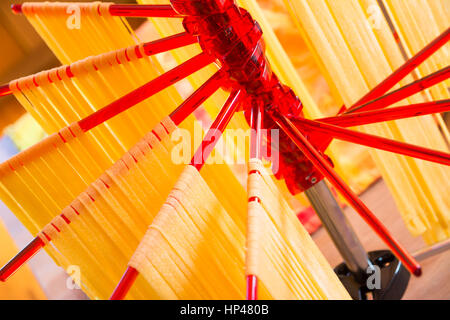 Self-made tagliatelle italiano appeso su una pasta stendino. Foto Stock