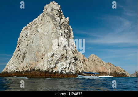 Barca vicino a big rock in Cabo San Lucas Messico. Tour in barca per enorme roccia in mare Foto Stock