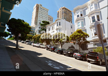 Street di San Francisco con strada sulla collina alta. Auto parcheggiate in strada moderna Foto Stock