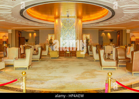 Abu Dhabi, Emirati Arabi Uniti - 21 Aprile 2013: monumentale ingresso principale in un lussuoso hotel e landmark Emirates Palace. Decorazioni all'interno con go Foto Stock