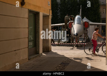 I tecnici di preparare un AMX-T dalla forza aerea italiana per la visualizzazione pubblica durante l'amicizia italo-americano festival a Spilimbergo, Italia. Foto Stock