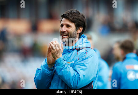 Lincoln City Manager Danny Cowley elogia gli appassionati dopo il fischio finale Foto Stock