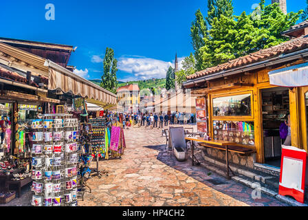 Vista panoramica a Bascarsija Street nella città di Sarajevo, popolare destinazione turistica in Europa Orientale. Foto Stock