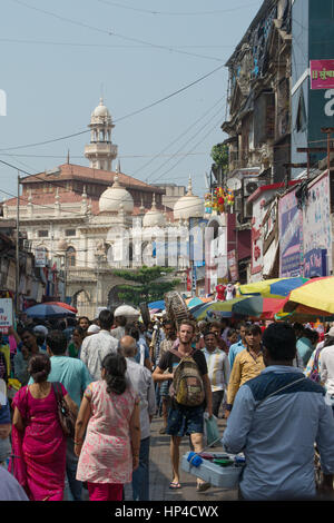 Mumbai, India - 19 Ottobre 2015 - zona musulmana Bhendi Bazaar con moschea in background con persone che si muovono lentamente nel molto strade affollate e traff Foto Stock