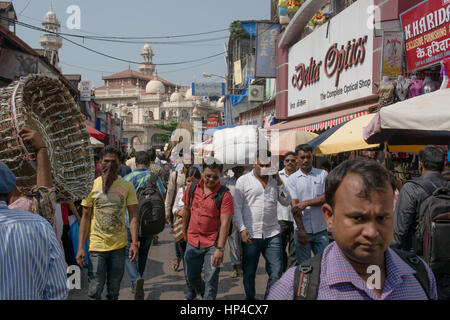 Mumbai, India - 19 Ottobre 2015 - zona musulmana Bhendi Bazaar con moschea in background con persone che si muovono lentamente nel molto strade affollate e traff Foto Stock