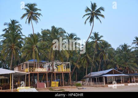 Palolem, India - 21 Ottobre 2015 - Tourist da India e allover il mondo a piedi e il nuoto presso la spiaggia di Palolem, Goa. Foto Stock