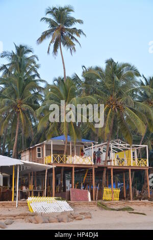 Palolem, India - 21 Ottobre 2015 - Tourist da India e allover il mondo a piedi e il nuoto presso la spiaggia di Palolem, Goa. Foto Stock