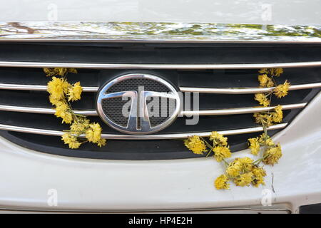 Kochi, India - 24 Ottobre 2015 - Fiori su Tata auto in India come parte della superstizione per prevenire incidenti di auto Foto Stock