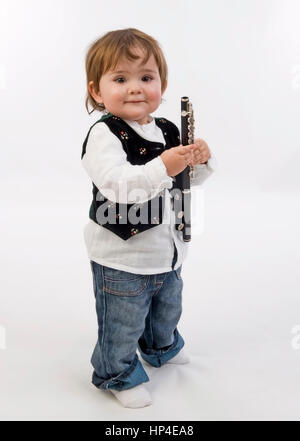 Modello rilasciato , Kleines Maedchen, 1 Jahr, mit Klarinette - bambina con clarinetto Foto Stock