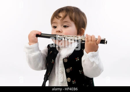 Modello rilasciato , Kleines Maedchen, 1 Jahr, mit Klarinette - bambina con clarinetto Foto Stock