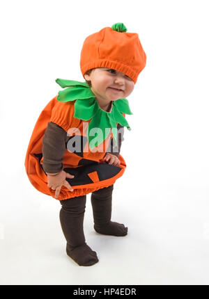 Modello rilasciato , Kleines Maedchen, 1 Jahr, im Kuerbiskostuem - bambina vestito come la zucca Foto Stock