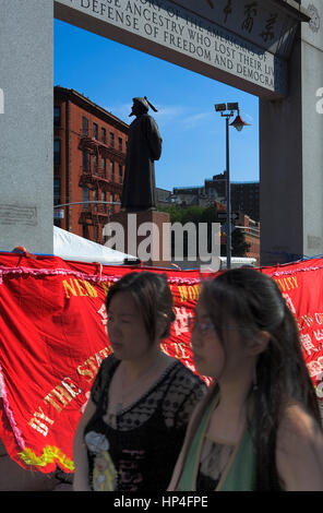 Chinatown. Chatham square. Il modulo Kim Lau Memorial Arch, eretta nel 1962 in memoria dei cinesi americani che è morto nella Seconda guerra mondiale e di una statua di Lin Ze X Foto Stock