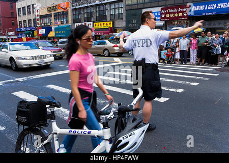 Chinatown.La polizia cinese a Chinatown. Canal St,New York City, Stati Uniti d'America Foto Stock