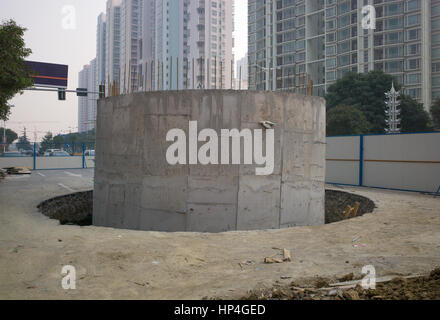 Cemento armato albero sotto costruzione per accedere alle tubazioni di drenaggio, Parco Industriale Suzhou, Suzhou, Cina Foto Stock
