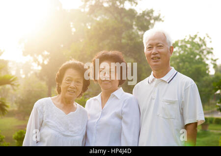 Gruppo di sani anziani asiatici avente un buon tempo in natura outdoor park, in mattinata splendida luce solare a sfondo. Foto Stock