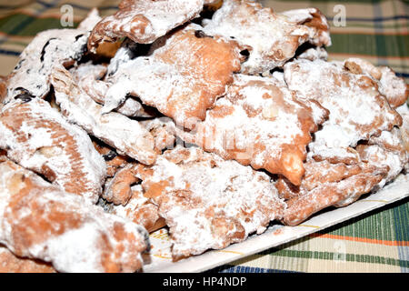 Ciacchiere sono tipici italiani dolci preparati di solito durante il periodo di Carnevale Foto Stock