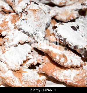 Ciacchiere sono tipici italiani dolci preparati di solito durante il periodo di Carnevale Foto Stock