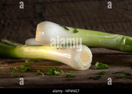 La molla la cipolla e il prezzemolo tritato su legno Foto Stock