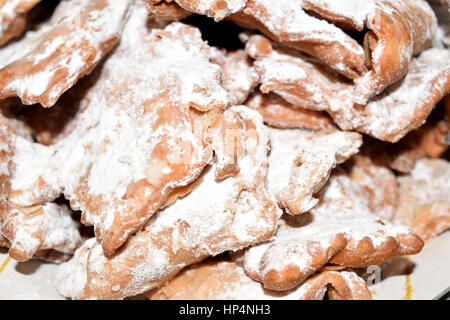 Ciacchiere sono tipici italiani dolci preparati di solito durante il periodo di Carnevale Foto Stock