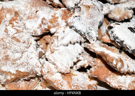 Ciacchiere sono tipici italiani dolci preparati di solito durante il periodo di Carnevale Foto Stock