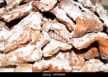 Ciacchiere sono tipici italiani dolci preparati di solito durante il periodo di Carnevale Foto Stock