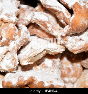 Ciacchiere sono tipici italiani dolci preparati di solito durante il periodo di Carnevale Foto Stock